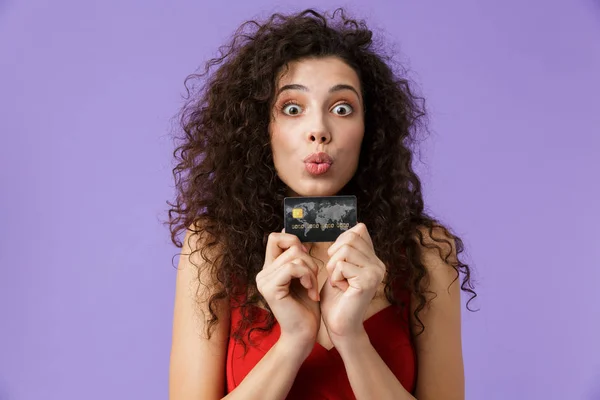 Retrato Una Mujer Alegre Con Pelo Rizado Oscuro Usando Vestido —  Fotos de Stock