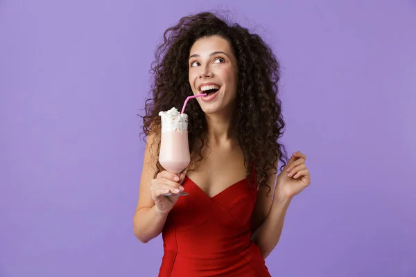 Retrato Uma Mulher Excitada Com Cabelo Encaracolado Escuro Vestindo Vestido — Fotografia de Stock