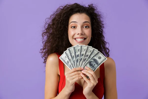 Retrato Uma Mulher Feliz Com Cabelo Encaracolado Escuro Vestindo Vestido — Fotografia de Stock