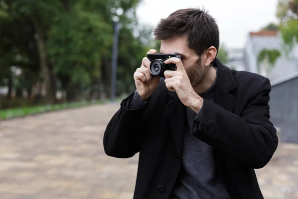 Foto Homem Morena Anos Vestindo Casaco Preto Fotografando Câmera Retro — Fotografia de Stock