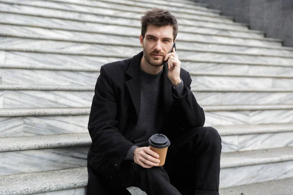 야외에서 마시는 커피는 전화로 잘생긴 비즈니스 이미지 — 스톡 사진