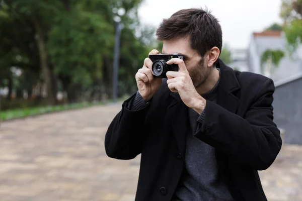 Photo Brunette Man 20S Wearing Black Coat Photographing Retro Camera — Stock Photo, Image