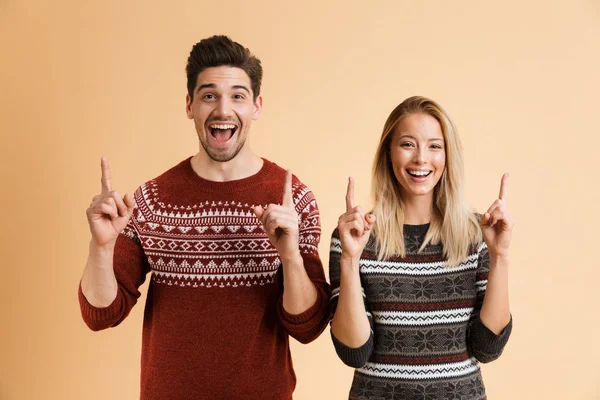 Retrato Jovem Casal Feliz Vestido Com Suéteres Juntos Isolado Sobre — Fotografia de Stock