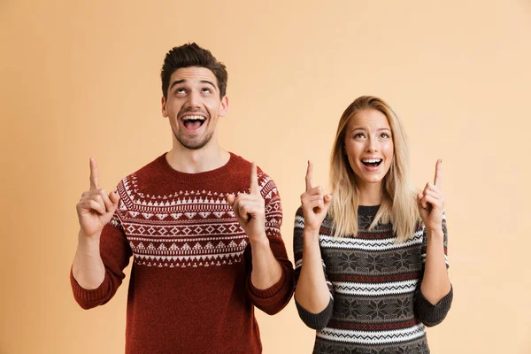 Retrato Una Feliz Pareja Joven Vestida Con Suéteres Pie Juntos — Foto de Stock