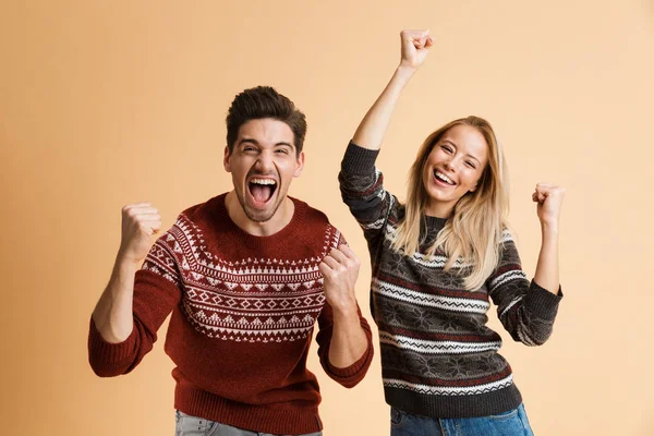 Retrato Jovem Casal Feliz Vestido Com Suéteres Juntos Isolado Sobre — Fotografia de Stock