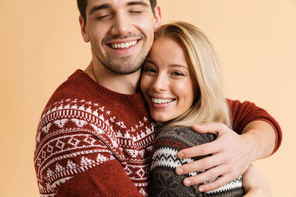 Imagem Feliz Jovem Casal Amoroso Suéteres Abraçando Isolado Sobre Fundo — Fotografia de Stock