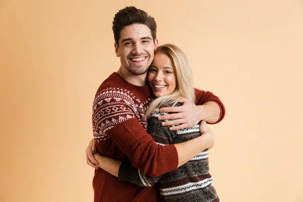 Imagem Feliz Jovem Casal Amoroso Suéteres Abraçando Isolado Sobre Fundo — Fotografia de Stock