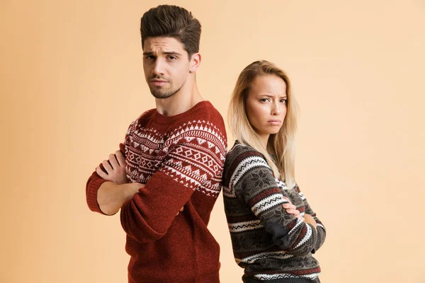 Retrato Jovem Casal Chateado Vestido Com Suéteres Juntos Isolado Sobre — Fotografia de Stock