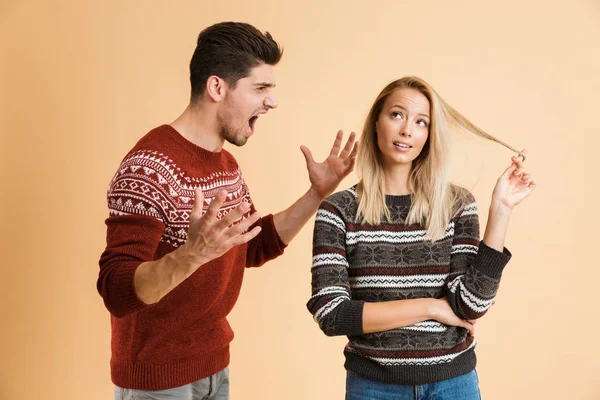 Portret Van Een Boze Jonge Paar Gekleed Truien Permanent Samen — Stockfoto