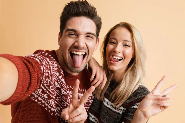 Retrato Una Joven Pareja Positiva Vestida Con Suéteres Pie Juntos — Foto de Stock