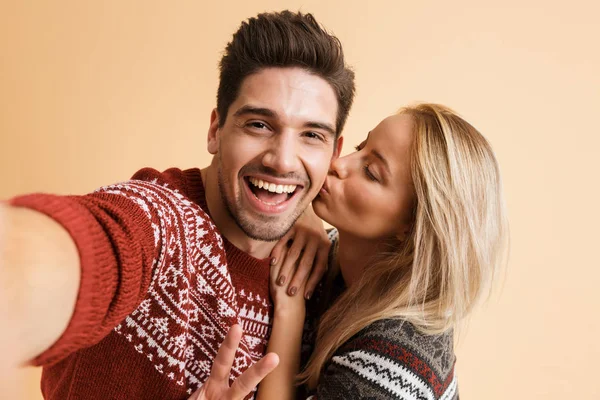 스웨터를 커플의 초상화는 Selfie 베이지색 — 스톡 사진
