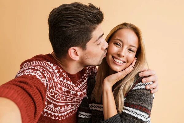 Retrato Una Pareja Joven Cariñosa Vestida Con Suéteres Pie Juntos —  Fotos de Stock