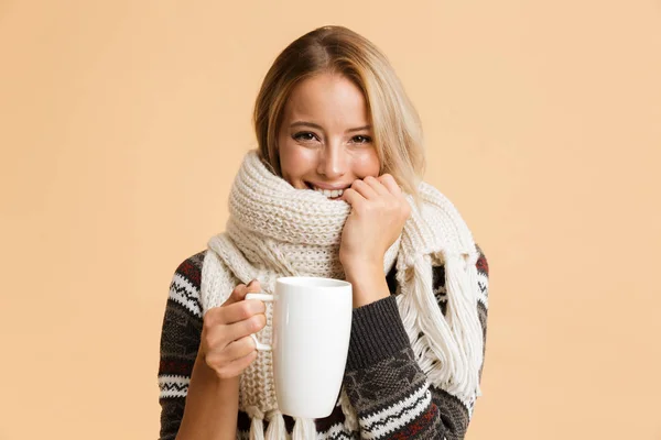 Porträt Eines Lächelnden Mädchens Pullover Und Schal Vor Beigem Hintergrund — Stockfoto