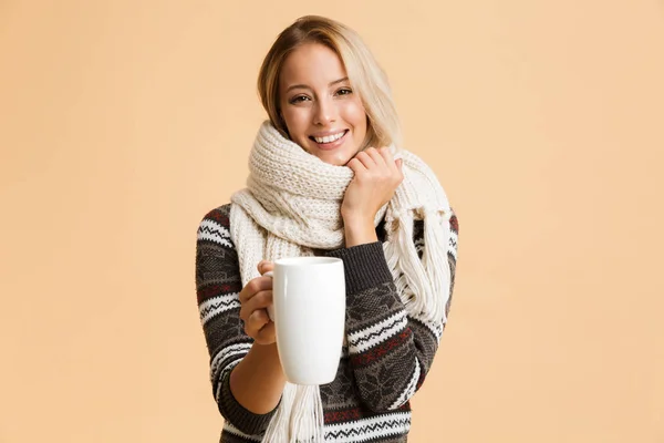 Portret Van Een Vrolijk Meisje Gekleed Trui Sjaal Geïsoleerd Beige — Stockfoto