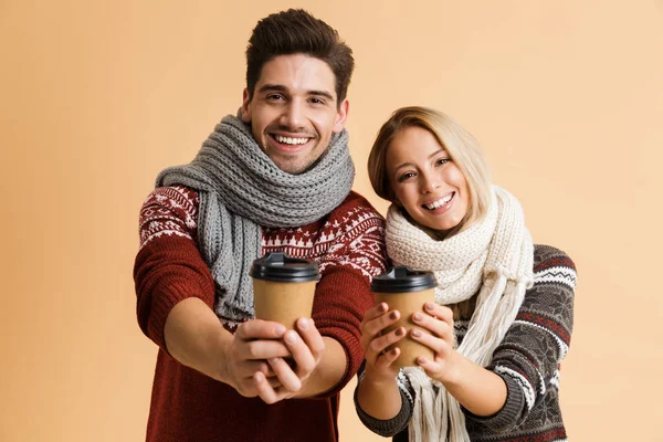 Portrait Jeune Couple Satisfait Vêtu Chandails Écharpes Debout Ensemble Isolé — Photo