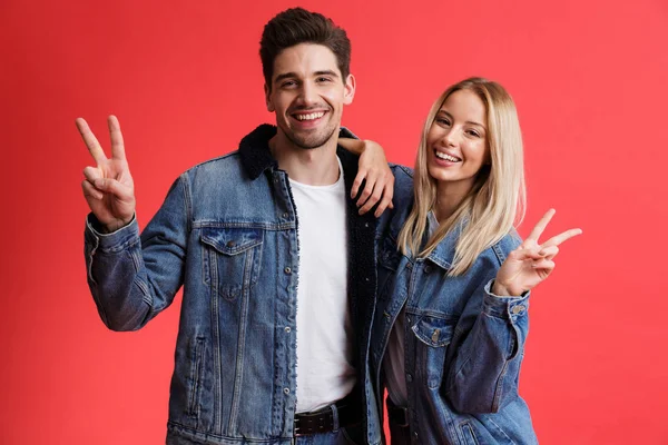 Retrato Jovem Casal Feliz Vestido Com Jaquetas Ganga Juntos Isolado — Fotografia de Stock