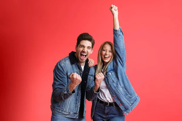 Retrato Una Feliz Pareja Joven Vestida Con Chaquetas Mezclilla Pie — Foto de Stock