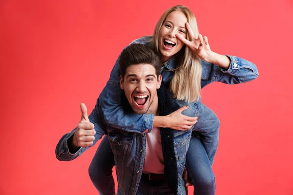 Portrait Jeune Couple Joyeux Vêtu Vestes Denim Debout Ensemble Isolé — Photo