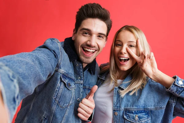 Retrato Jovem Casal Feliz Vestido Com Casacos Ganga Juntos Isolado — Fotografia de Stock