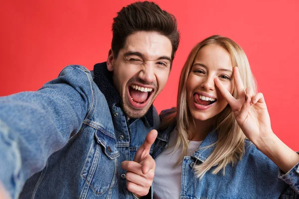 Portrait Jeune Couple Heureux Vêtu Vestes Denim Debout Ensemble Isolé — Photo