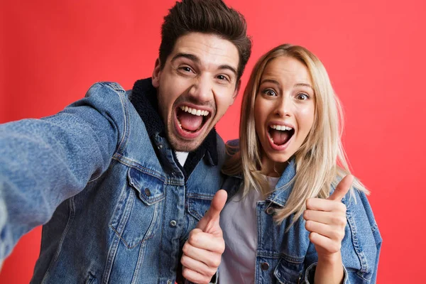 Porträt Eines Glücklichen Jungen Paares Jeansjacken Das Isoliert Vor Rotem — Stockfoto