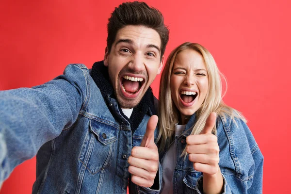 Portrait Jeune Couple Joyeux Vêtu Vestes Denim Debout Ensemble Isolé — Photo