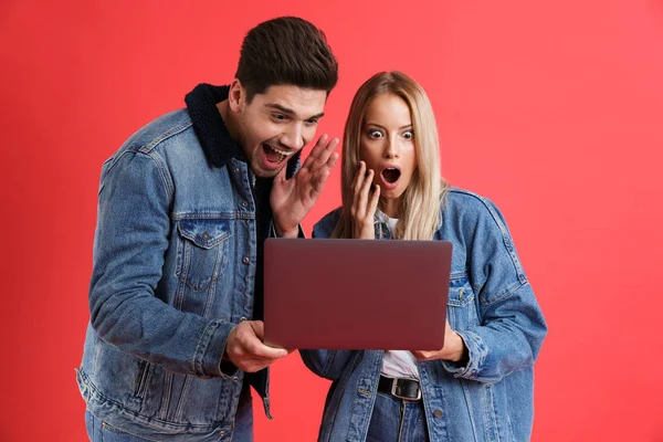 Retrato Una Impactada Pareja Joven Vestida Con Chaquetas Mezclilla Pie — Foto de Stock