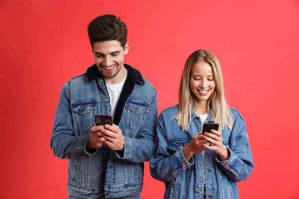 Retrato Una Joven Pareja Sonriente Vestida Con Chaquetas Mezclilla Pie — Foto de Stock