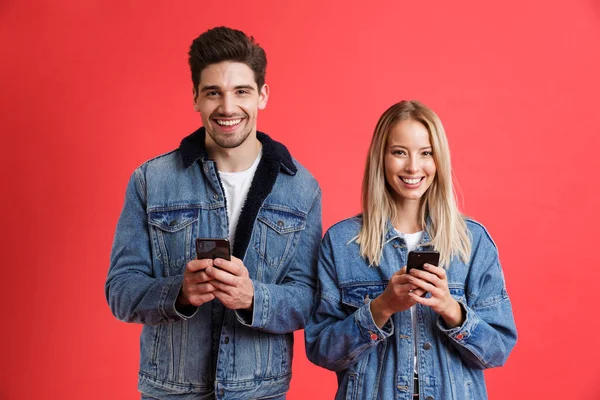 재킷을 커플의 전화를 빨간색 — 스톡 사진