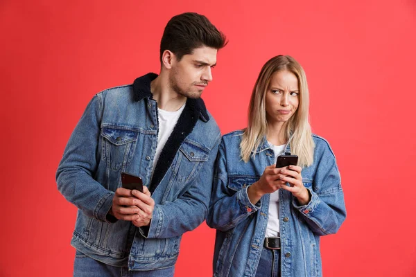 Imagem Jovem Casal Amoroso Confuso Jaquetas Jeans Denim Usando Telefones — Fotografia de Stock