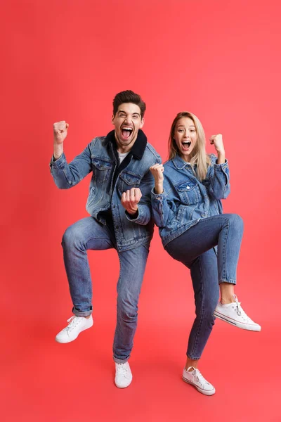 Retrato Larga Duración Una Feliz Pareja Joven Vestida Con Ropa — Foto de Stock