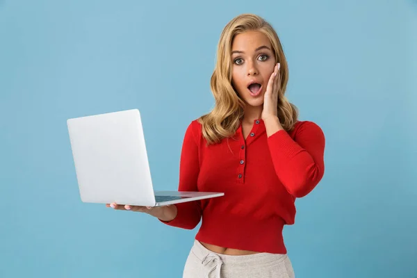 Retrato Mulher Chocado Animado 20S Segurando Laptop Prata Isolado Sobre — Fotografia de Stock