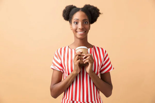 Szczęśliwy African American Kobieta Odzieży Casual Trzymając Papierowy Kubek Kawa — Zdjęcie stockowe