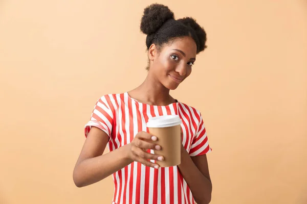 Młody African American Kobieta Odzieży Casual Trzymając Papierowy Kubek Kawa — Zdjęcie stockowe