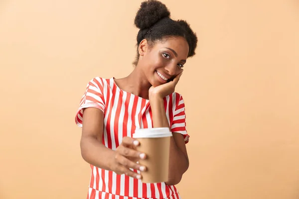 Brunett Afroamerikanska Kvinna Casual Kläder Håller Papper Kopp Med Takeaway — Stockfoto