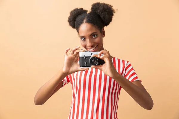 Candid Afrikanska Amerikanska Kvinnan Leende Och Fotografera Retro Kamera Isolerade — Stockfoto