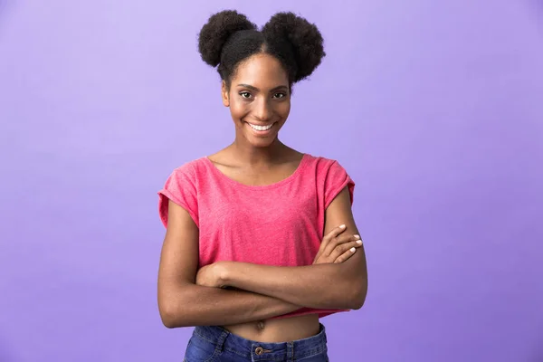 Menekşe Arka Plan Üzerinde Izole Kamera Gülümseyen Afro Saç Modeli — Stok fotoğraf