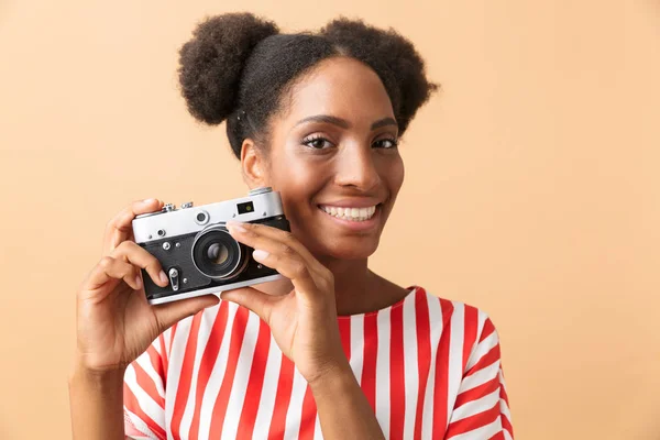 Felice Donna Afroamericana Sorridente Fotografare Sulla Macchina Fotografica Retrò Isolato — Foto Stock