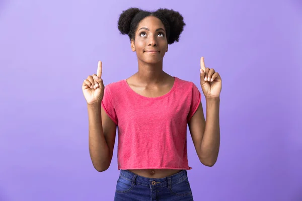 Foto Adolescente Afro Americana Apontando Dedos Para Cima Copyspace Isolado — Fotografia de Stock