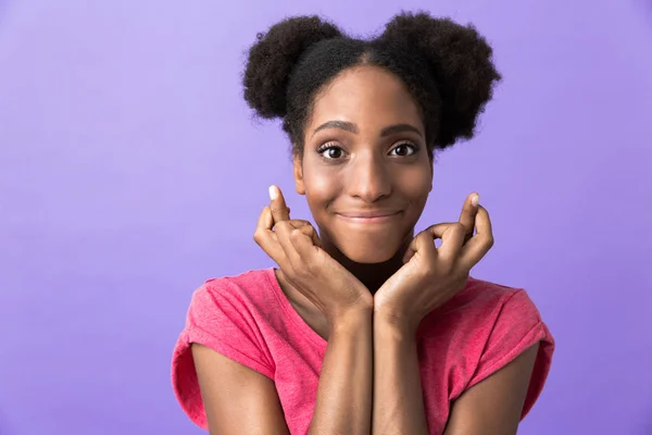 Фото Забавной Африканской Американки Улыбающейся Трогающей Лицо Изолированное Фиолетовом Фоне — стоковое фото
