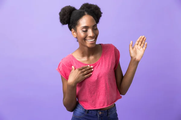 Foto Feliz Mulher Afro Americana Sorrindo Acenando Mão Isolada Sobre — Fotografia de Stock