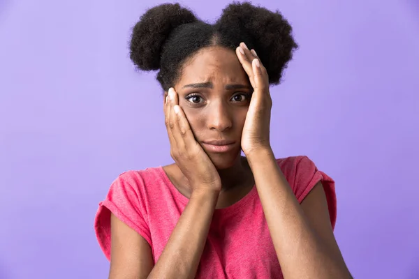 Photo Confused African American Woman Grabbing Head Isolated Violet Background — Stock Photo, Image