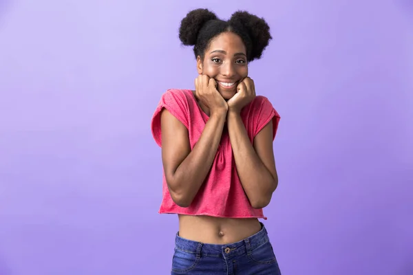 笑みを浮かべて 紫色の背景に分離されたの顔に触れる陽気なアフリカ系アメリカ人の女性の写真 — ストック写真
