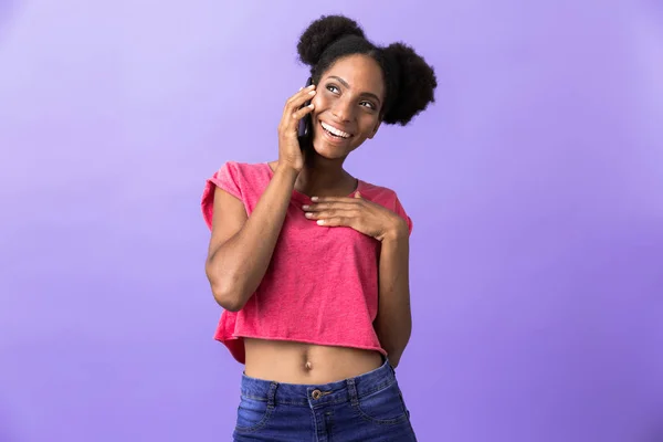 内容非洲美国妇女微笑的相片和讲话在被隔绝的智能手机紫罗兰色背景 — 图库照片