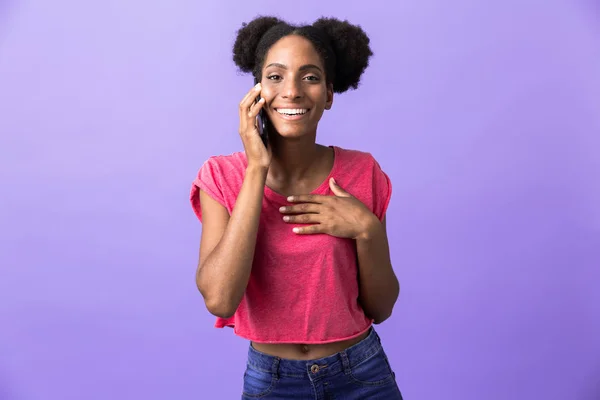 Zdjęcie Podekscytowany African American Kobieta Uśmiechając Się Rozmowy Telefon Komórkowy — Zdjęcie stockowe