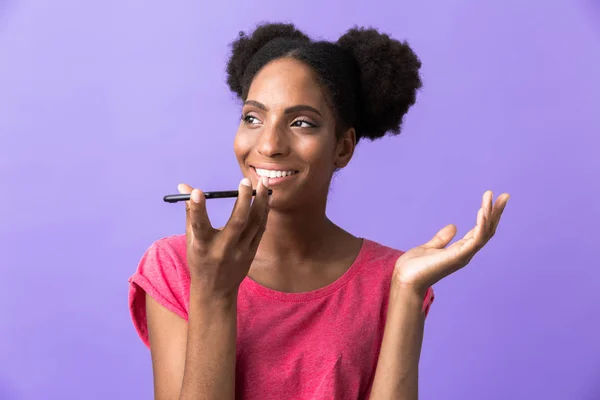 Foto Vackra Afroamerikanska Kvinna Ler Och Talar Mobiltelefon Isolerade Över — Stockfoto