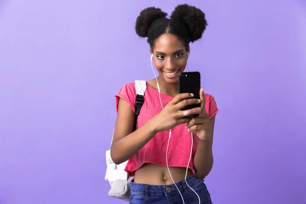 Foto Bedårande Afroamerikanska Kvinnan Student Bär Ryggsäck Och Vita Hörlurar — Stockfoto