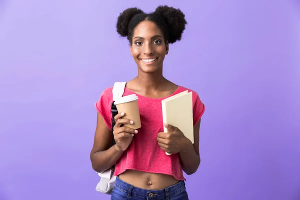 Foto Teen Afroamerikanska Kvinna Student Håller Skrivbok Och Takeaway Kaffe — Stockfoto