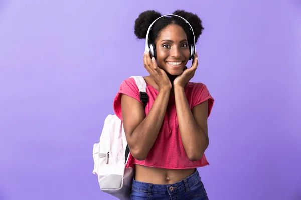Zdjęcie Cute African American Kobieta Sobie Plecak Białe Słuchawki Słuchać — Zdjęcie stockowe