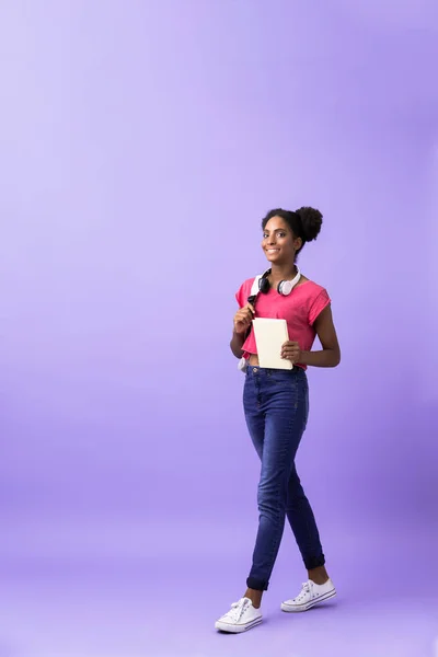 Volle Lengte Foto Van Afrikaanse Amerikaanse Vrouw Student Wandelen Met — Stockfoto